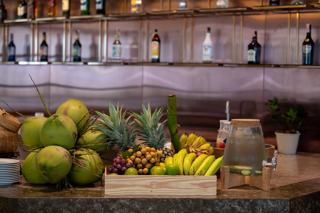 曼谷茉莉花59号酒店【SHA Plus+】 外观 照片 Fruit at a bar