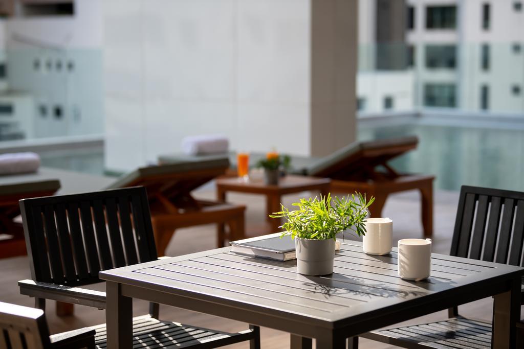曼谷茉莉花59号酒店【SHA Plus+】 外观 照片 A table and chairs