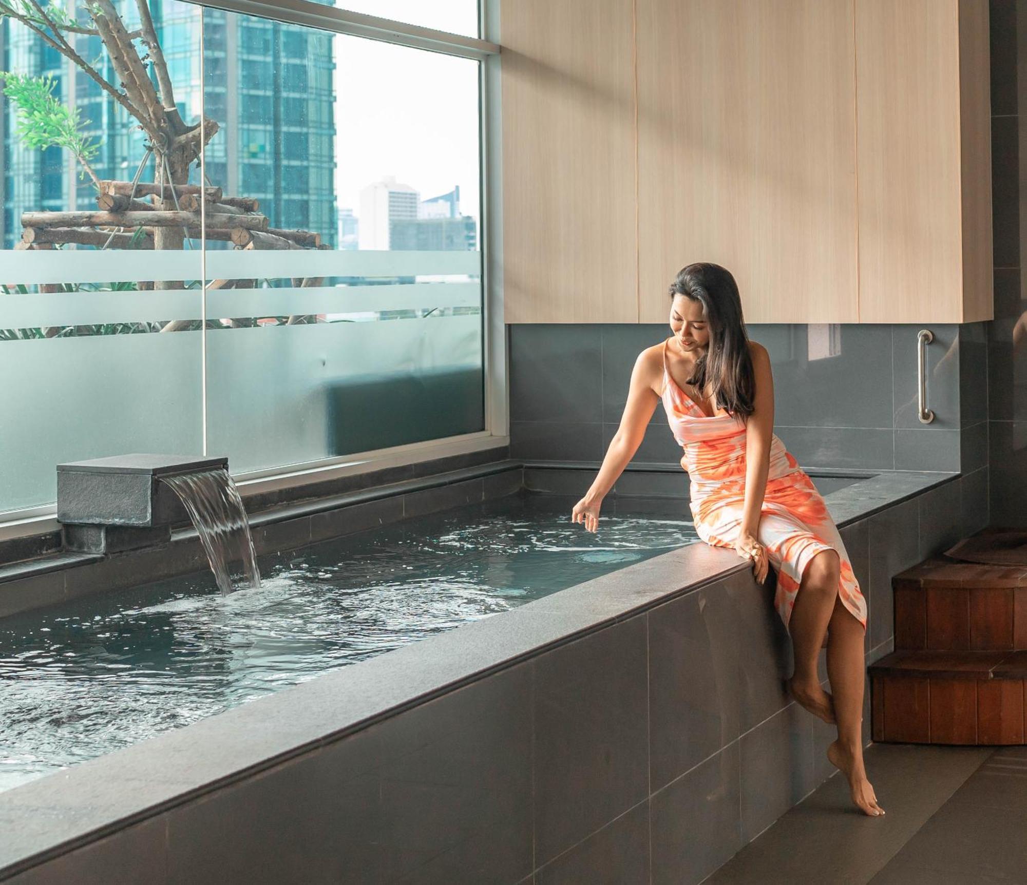 曼谷茉莉花59号酒店【SHA Plus+】 外观 照片 A woman in a modern onsen