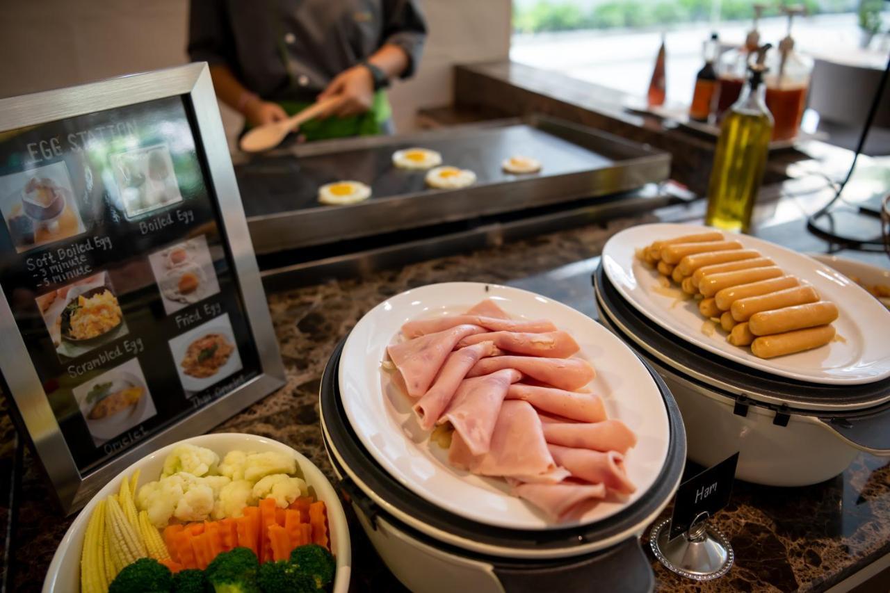 曼谷茉莉花59号酒店【SHA Plus+】 外观 照片 A chef cooking
